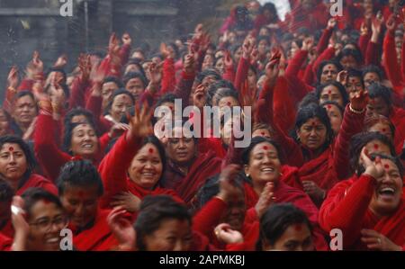 Kathmandu, Nepal. 24th Gen 2020. Le donne nepalesi offrono preghiere rituali durante il mese di festival di Swasthani Bratakatha, dedicato alla dea Shree Swasthani al tempio di Pashupathinath a Kathmandu, Nepal, venerdì 24 gennaio 2020. Credit: Skanda Gautam/Zuma Wire/Alamy Live News Foto Stock