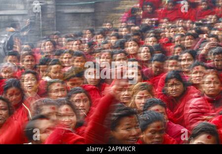 Kathmandu, Nepal. 24th Gen 2020. Le donne nepalesi offrono preghiere rituali durante il mese di festival di Swasthani Bratakatha, dedicato alla dea Shree Swasthani al tempio di Pashupathinath a Kathmandu, Nepal, venerdì 24 gennaio 2020. Credit: Skanda Gautam/Zuma Wire/Alamy Live News Foto Stock