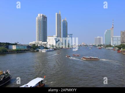 Bangkok, Thailandia-23 gennaio 2020: Molte barche che navigano lungo il fiume Chao Phraya, sulla sinistra possono vedere Icona Siam il grattacielo più alto della Thailandia Foto Stock