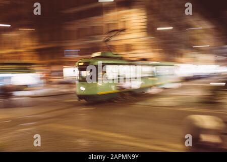 Roma, Italia - 24 dicembre 2019: Tram in una stazione di Roma vicino A Piazza San Pietro, Vaticano, Roma, Italia, Europa Foto Stock