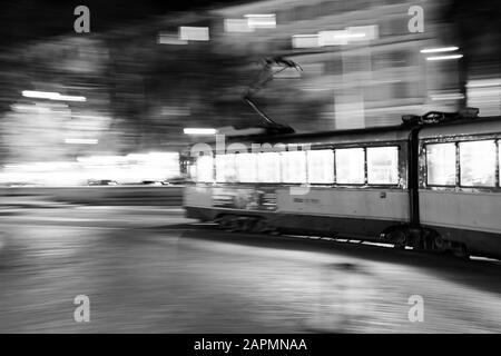 Roma, Italia - 24 dicembre 2019: Tram in una stazione di Roma vicino A Piazza San Pietro, Vaticano, Roma, Italia, Europa Foto Stock