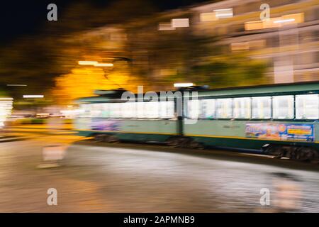 Roma, Italia - 24 dicembre 2019: Tram in una stazione di Roma vicino A Piazza San Pietro, Vaticano, Roma, Italia, Europa Foto Stock