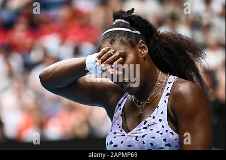 Melbourne, Australia. 24th Gen 2020. Serena Williams reagisce durante la terza partita femminile di single tra Wang Qiang della Cina e Serena Williams degli Stati Uniti al torneo australiano di tennis aperto 2020 a Melbourne, Australia, 24 gennaio 2020. Credito: Zhu Wei/Xinhua/Alamy Live News Foto Stock