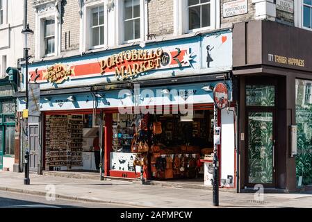 Londra, Regno Unito - 15 Maggio 2019: Il Negozio Del Mercato Di Portobello Road, Notting Hill, Famoso In Tutto Il Mondo Foto Stock