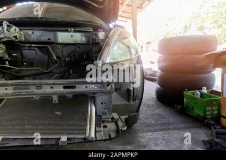 Auto senza motori in attesa di essere riparato nel garage di riparazione auto. Foto Stock