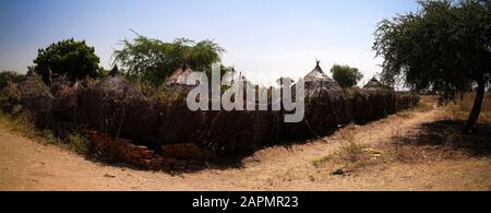 Paesaggio con Mataya villaggio di sara tribù aka Ngambaye o Madjingaye Mbaye o persone, Guera, Ciad Foto Stock