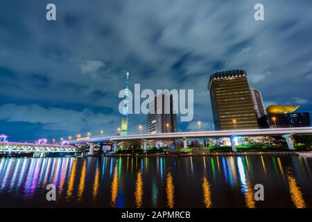 Lo skyline di Tokyo sul Fiume Sumida di notte, Giappone Foto Stock