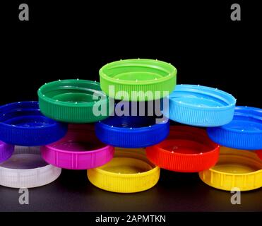 Tappi per flaconi multicolore in HDPE (polietilene ad alta densità). Materiali riciclabili. Foto Stock