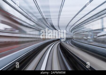 Movimento di sfocatura movimento del treno che corre sul tunnel a Tokyo, Giappone Foto Stock