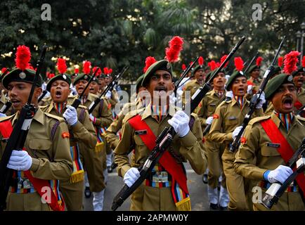 Calcutta, India. 24th Gen 2020. National Cadet Corps Male Unit Practice durante la finale Dress Rehearsal for Republic Day.India Celebra il giorno della Repubblica il 26th gennaio di ogni anno, per celebrare questo evento Indian Army, Central Industrial Security Force, Kolkata Police, Civil Defense, Kolkata Traffic Police, Indian Navy, E National Cadet Corps ha preso parte alla finale Day Dress Rehearsal a Red Road a Kolkata, India. Credit: Sopa Images Limited/Alamy Live News Foto Stock