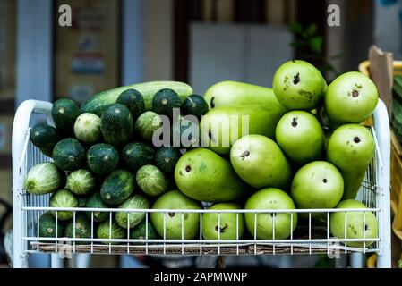 Calabash fresco o bottiglia di zucca e zucchine venduti al mercato alimentare di strada. Cucina indiana. Verdure biologiche Foto Stock