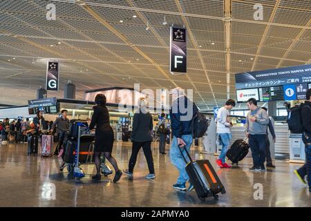 Tokyo, GIAPPONE - 30 marzo 2019: I passeggeri camminano intorno all'area di partenza del terminal 1 all'Aeroporto Internazionale di Narita, Tokyo, Giappone. Foto Stock