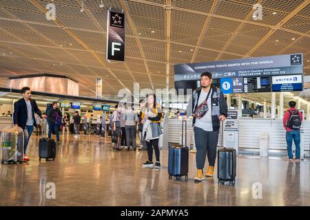 Tokyo, GIAPPONE - 30 marzo 2019: I passeggeri camminano intorno all'area di partenza del terminal 1 all'Aeroporto Internazionale di Narita, Tokyo, Giappone. Foto Stock