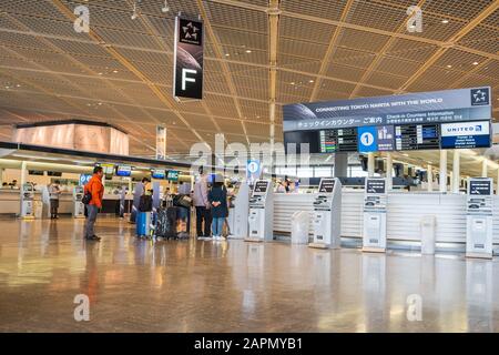 Tokyo, GIAPPONE - 30 marzo 2019: I passeggeri camminano intorno all'area di partenza del terminal 1 all'Aeroporto Internazionale di Narita, Tokyo, Giappone. Foto Stock