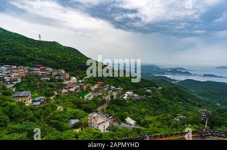 Vista sul villaggio di Jiufen con la montagna in una giornata piovosa, Taiwan Foto Stock