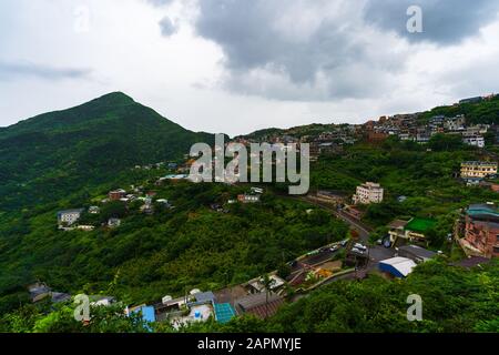 Vista sul villaggio di Jiufen con la montagna in una giornata piovosa, Taiwan Foto Stock