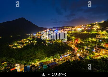 Villaggio di Jiufen con la montagna di notte nel giorno piovoso, Taiwan Foto Stock