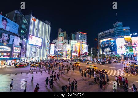 Taipei, Taiwan - 8 giugno 2019: Traffico e persone che camminano sull'incrocio di notte a Ximending a Taipei, Taiwan. Ximending è la moda famosa, ni Foto Stock