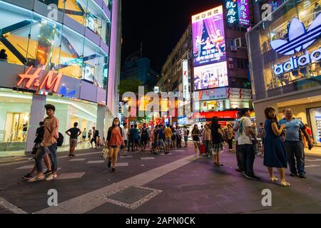 Taipei, Taiwan - 8 giugno 2019: Folla di persone che camminano e che acquistano al mercato Ximending Street di notte a Taipei, Taiwan. Ximending è il famoso fash Foto Stock