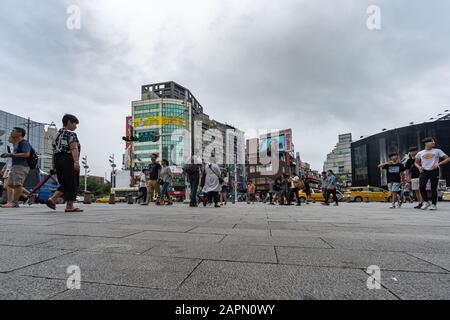 Taipei, Taiwan - 12 giugno 2019: Vita urbana di fronte al quartiere commerciale Ximending a Taipei, Taiwan. Ximending è il famoso mercato della moda, notte e. Foto Stock