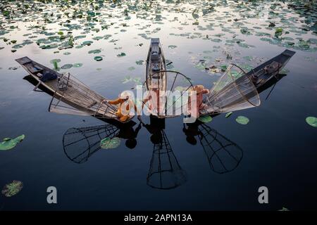 Pescatori Intha che lavorano la mattina. Posizione di lago Inle, Myanmar. Foto Stock