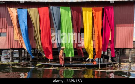 Tessuti di loto colorati fatti a mano in fibre di loto in Inle Lake, Shan state in Myanmar. Questi tessuti di loto fatti a mano Inle sono realizzati utilizzando nat Foto Stock