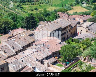 Tetti di San Gimignano, Italia, come si vede dalla famosa Torre grossa. Foto Stock