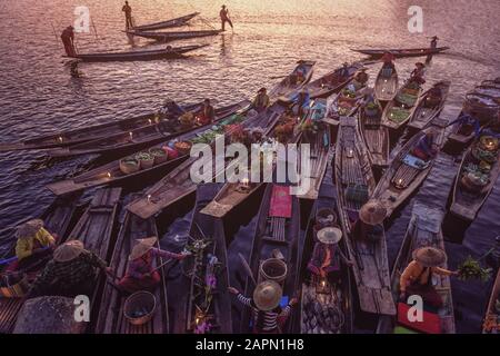 Shan state; Myanmar - 22 settembre 2019: Mercato galleggiante al mattino al lago Inle, stato di Shan, Myanmar Foto Stock