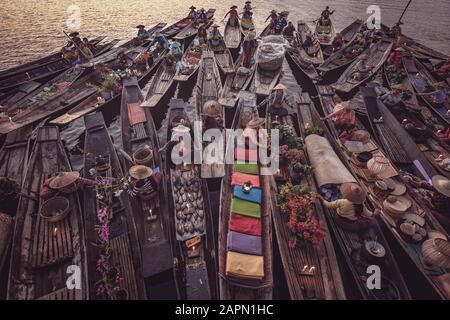 Shan state; Myanmar - 22 settembre 2019: Mercato galleggiante al mattino al lago Inle, stato di Shan, Myanmar Foto Stock