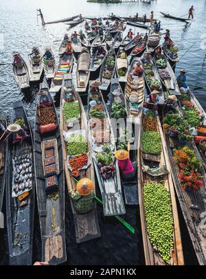 Shan state; Myanmar - 22 settembre 2019: Mercato galleggiante al mattino al lago Inle, stato di Shan, Myanmar Foto Stock