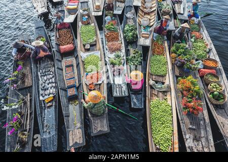 Shan state; Myanmar - 22 settembre 2019: Mercato galleggiante al mattino al lago Inle, stato di Shan, Myanmar Foto Stock