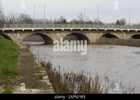 Foto panoramica di un vecchio ponte ad arco di pietra sul fiume Otuca a Gracac, Croazia Foto Stock