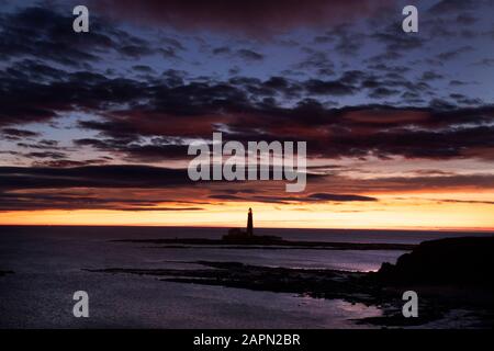 Un cielo colorato prima del sorgere del sole a St Mary's Faro a Whitley Bay sulla costa nord est di oggi. Foto Stock