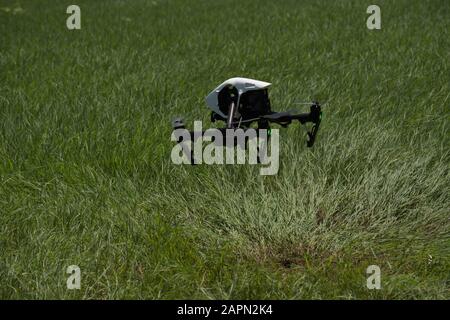 San SALVADOR, EL SALVADOR - 13 gennaio 2020: Un drone bianco dji decollare da terra Foto Stock