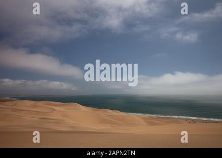 Foto panoramica del bellissimo deserto del Namib che incontra l'oceano Foto Stock