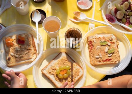 Sandwich commestibili in bianco pane di grano, marmellata, banane e marmellata Foto Stock