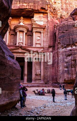 Сolumns del Tesoro del faraone all'uscita del canyon Siq Foto Stock