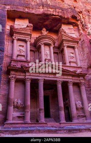 Tesoro famoso come una delle principali attrazioni della città di Petra Foto Stock