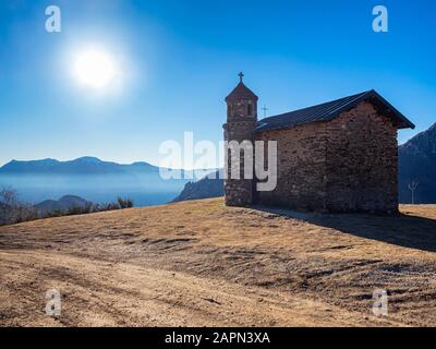 Cappella in pietra nelle alpi italiane Foto Stock