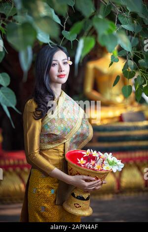 Bella ragazza Laos in costume, donna asiatica con tradizionale cultura Laos, stile vintage, suite tradizionale Foto Stock