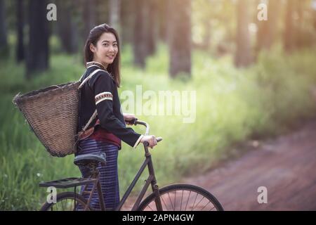 Donna tailandese con le loro biciclette nella natura, stile di vita di donna asiatica concetto Foto Stock