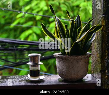 Caffè caldo vietnamita nero alla caffetteria vintage di Hoi An, Vietnam. Foto Stock