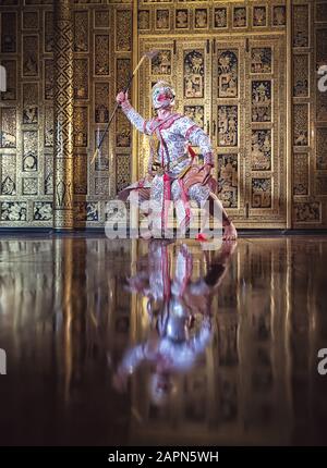 Hanuman è un personaggio della Thailandia; è un'arte di danza tradizionale di scimmia classica tailandese mascherata, questa performance è l'epica Ramayana THAI KHON Foto Stock