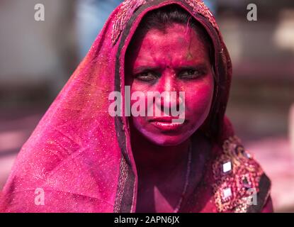 Mathura, INDIA - 25 febbraio 2018: I rivelatori indù indiani hanno strisciato con la danza del colore durante la celebrazione del festival Holi a Mathura, India Foto Stock