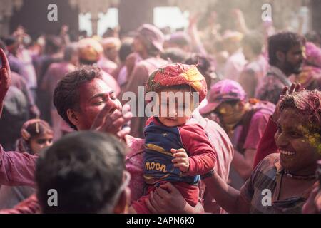 Mathura, INDIA - 25 febbraio 2018: I rivelatori indù indiani hanno strisciato con la danza del colore durante la celebrazione del festival Holi a Mathura, India Foto Stock