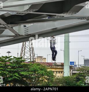 Saigon, Vietnam - 5 Ottobre 2019. Un uomo che lavora sul ponte ferroviario Binh Loi a Saigon, Vietnam. Il ponte, lungo 276m con sei campate, fu costruito dal francese Foto Stock