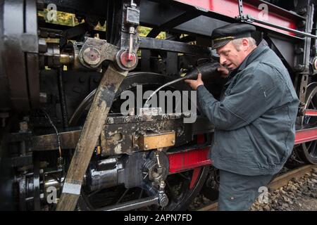 Most na Soči, Slovenia, 4 novembre 2017: Un driver del motore allena il carro di un motore a vapore tedesco Henschel & Son del 1944 presso la stazione ferroviaria più na Soči. La locomotiva è una delle due che tirano un vecchio treno museale sulla linea ferroviaria di Bohinj (Transalpina) costruita tra il 1900 e il 1906 come collegamento più breve tra l'Impero Austro-Ungarico e il Mare Adriatico di Trieste (Italia). Foto Stock