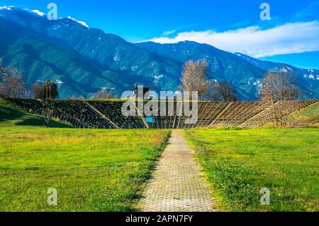 Vista del Teatro ellenistico presso il sito archeologico di Dion situato ai piedi del Monte Olimpo. Pieria, Macedonia, Grecia Foto Stock