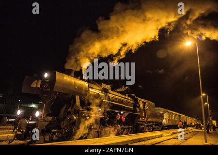 Nova Gorica, Slovenia, 4 Novembre 2017: Un motore a vapore tedesco Henschel & Son del 1944 che tira un vecchio treno museale attende alla stazione ferroviaria di Nova Gorica prima di ritornare a Lubiana su una storica linea ferroviaria di Bohinj (Transalpina) che fu costruita tra il 1900 e il 1906 come il più breve collegamento dell'Impero Austro-Ungarico con il Mare Adriatico A Trieste (Italia). Foto Stock