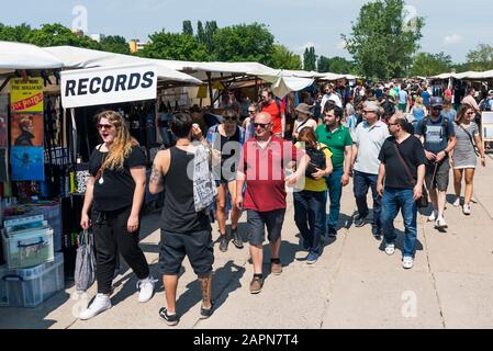 Berlino, Germania - 27 Maggio 2018: People shopping presso la popolare Flohmarkt am Mauerpark mercato delle pulci a Berlino, Germania, che è impostato ogni domenica Foto Stock